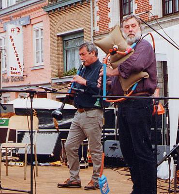 Clarinette et cornemuse en matériaux de récupération