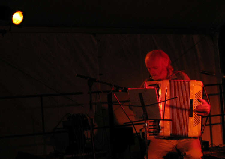 Tony Baker à l'accordéon chromatique
