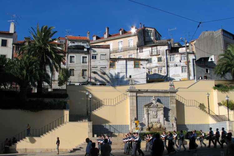 Le Bagad Kemper dans les rues de Coimbra