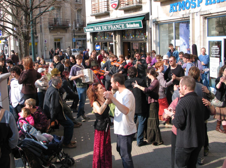 Bal folk dans les rues de Toul