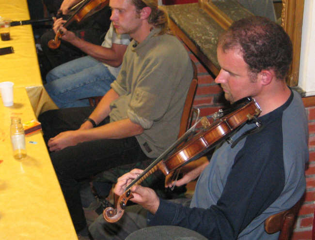 Ambiance pub au café de St-Chartier