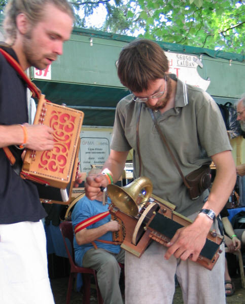 Vielle à roue à pavillon et accordéon diatonique